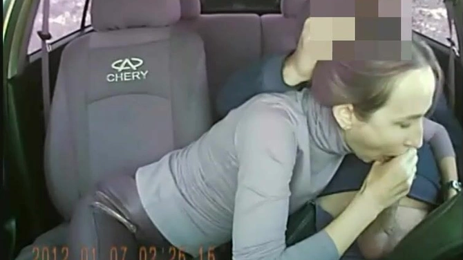 Мужик дал соснуть любовнице в автомобиле, а она даже не знала, что там скрытая камера