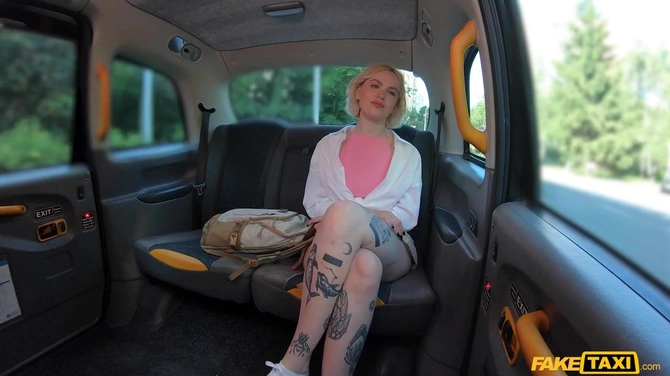 Русская шалава нашла приключения на свою пизду: Greta Foss трахается в такси